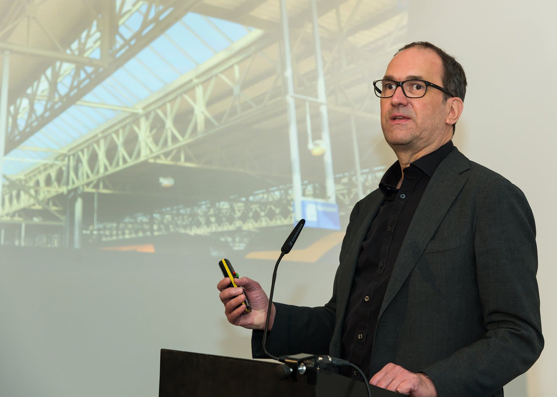 Bild 1 Prof. Dr.-Ing. Patrick Teuffel, Foto: Renate Schildheuer