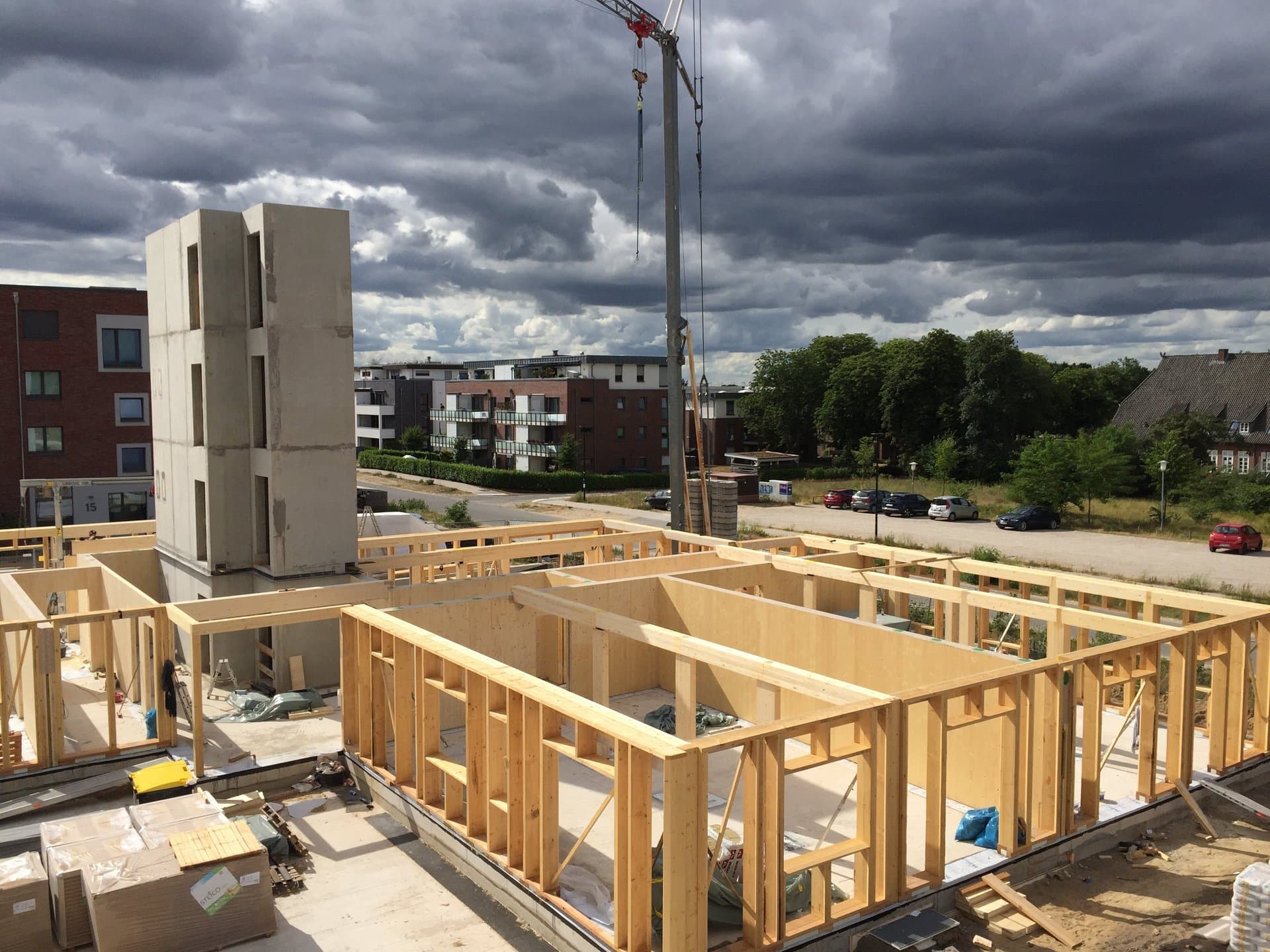 Stahlbetonkern, Holzbau mit tragenden Stützen, Unterzügen und Trennwänden sowie nichttragenden Außenwänden
