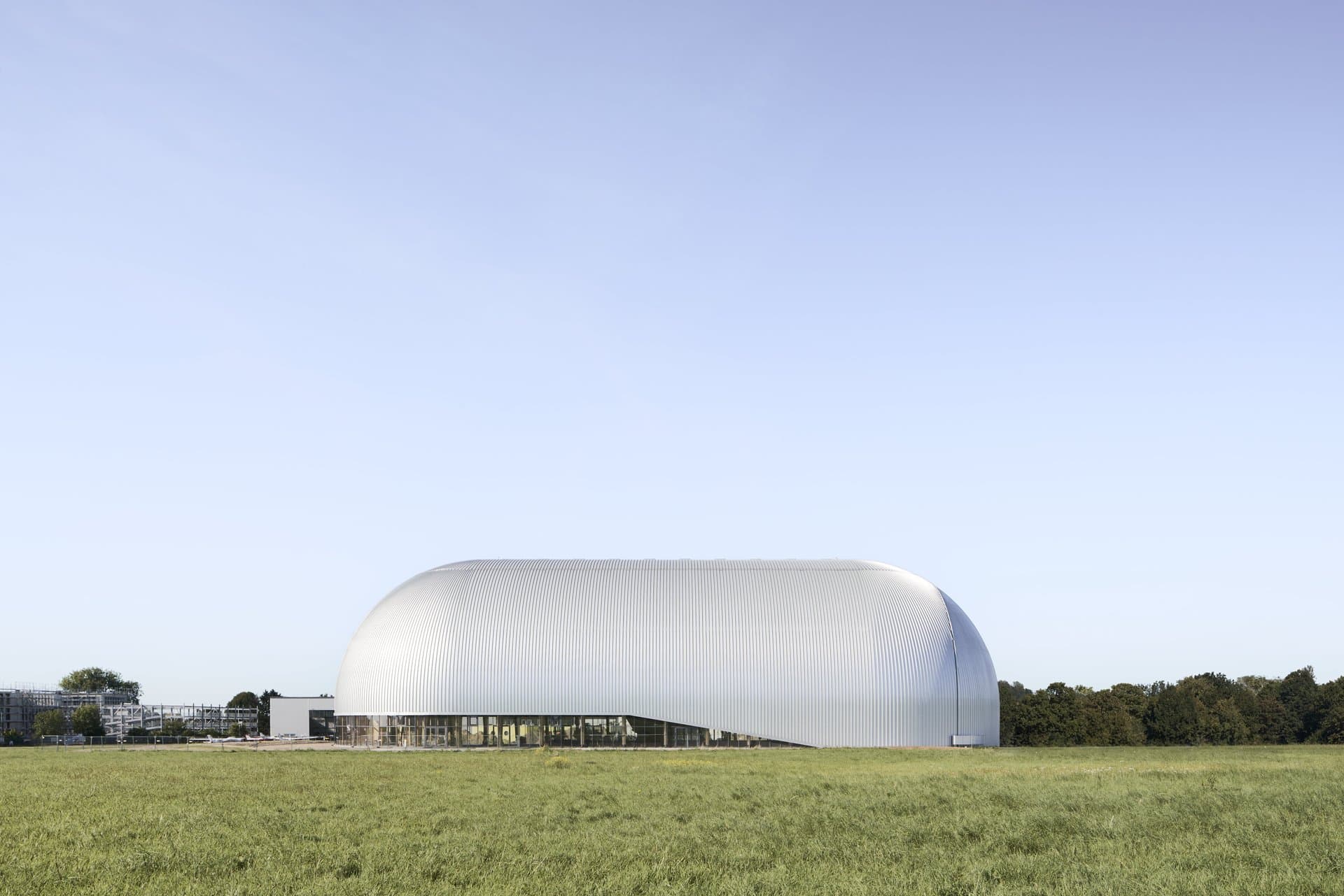 Die Architektur stellt Bezug zum Luftschiff „Theo" her. © Annika Feuss