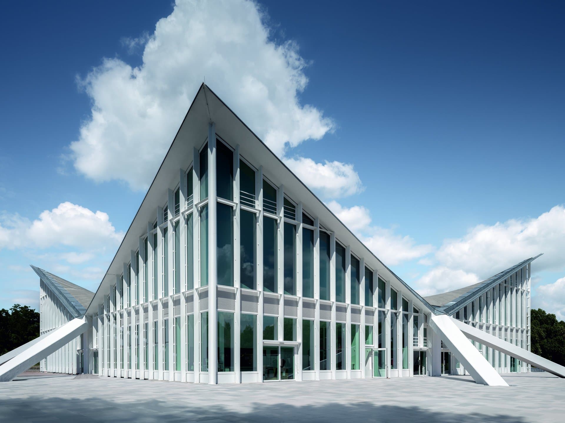 Die Hyparschale Magdeburg nach der Sanierung © Marcus Bredt
