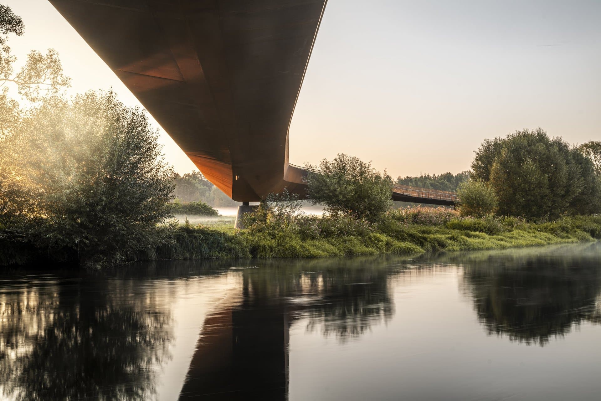 Die filigrane Brücke spannt sich mit Leichtigkeit über den Regen © FOTOGRAFIEIMRAUM, Aron Jungermann