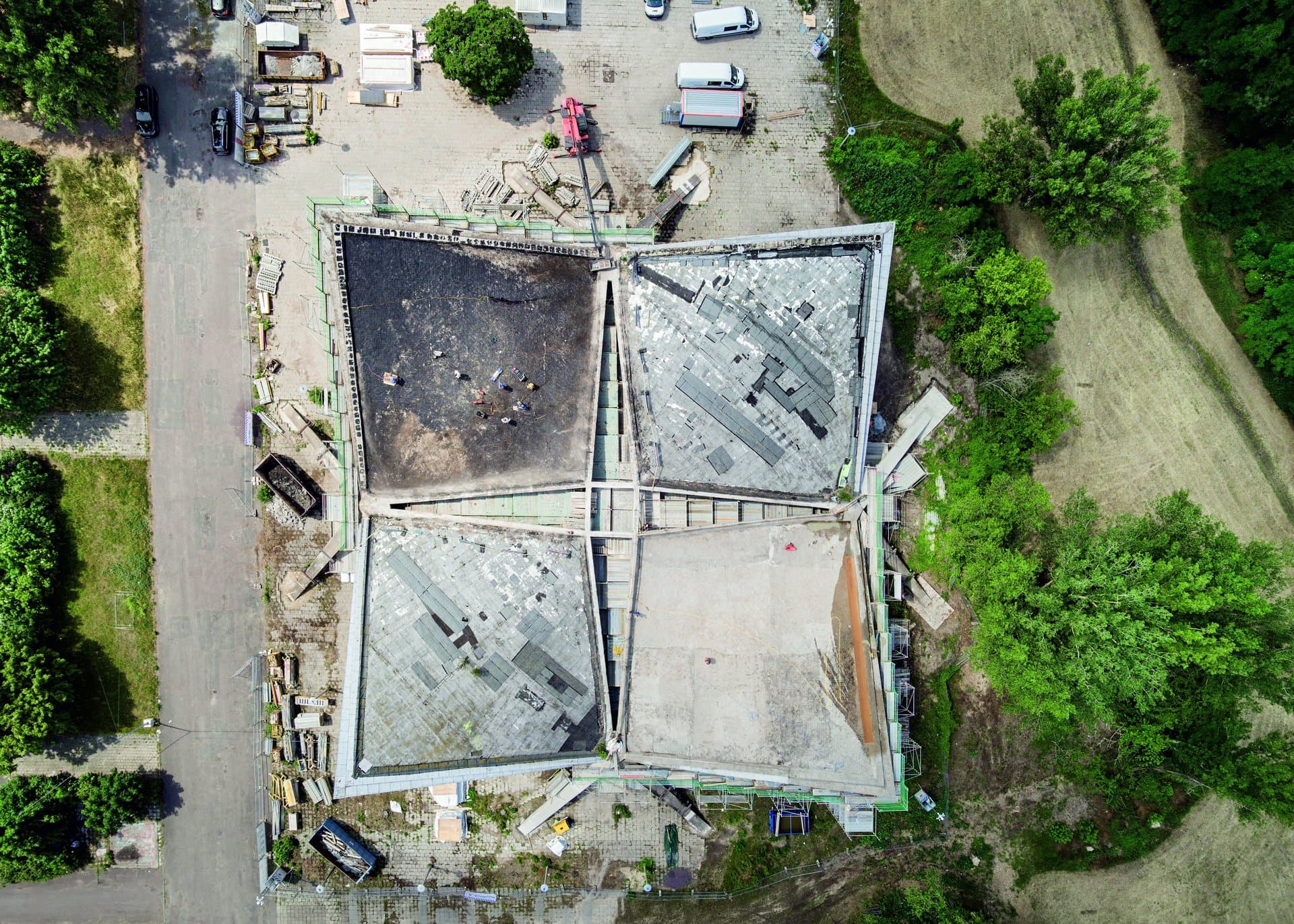 Luftaufnahme der Hyparschale Magdeburg vor der Sanierung © Marcus Bredt