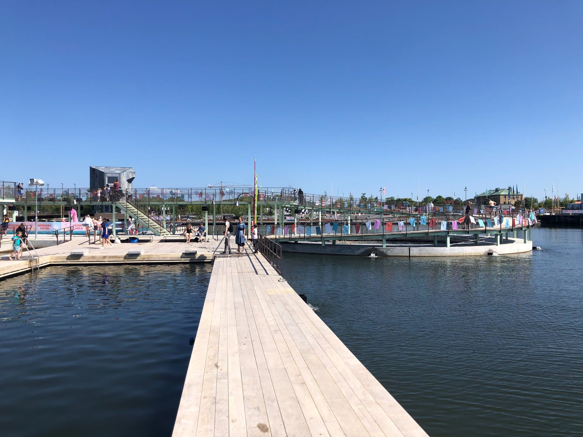 Das schwimmende 25-m-Becken mit Saunaturm im Hintergrund © Buro Happold