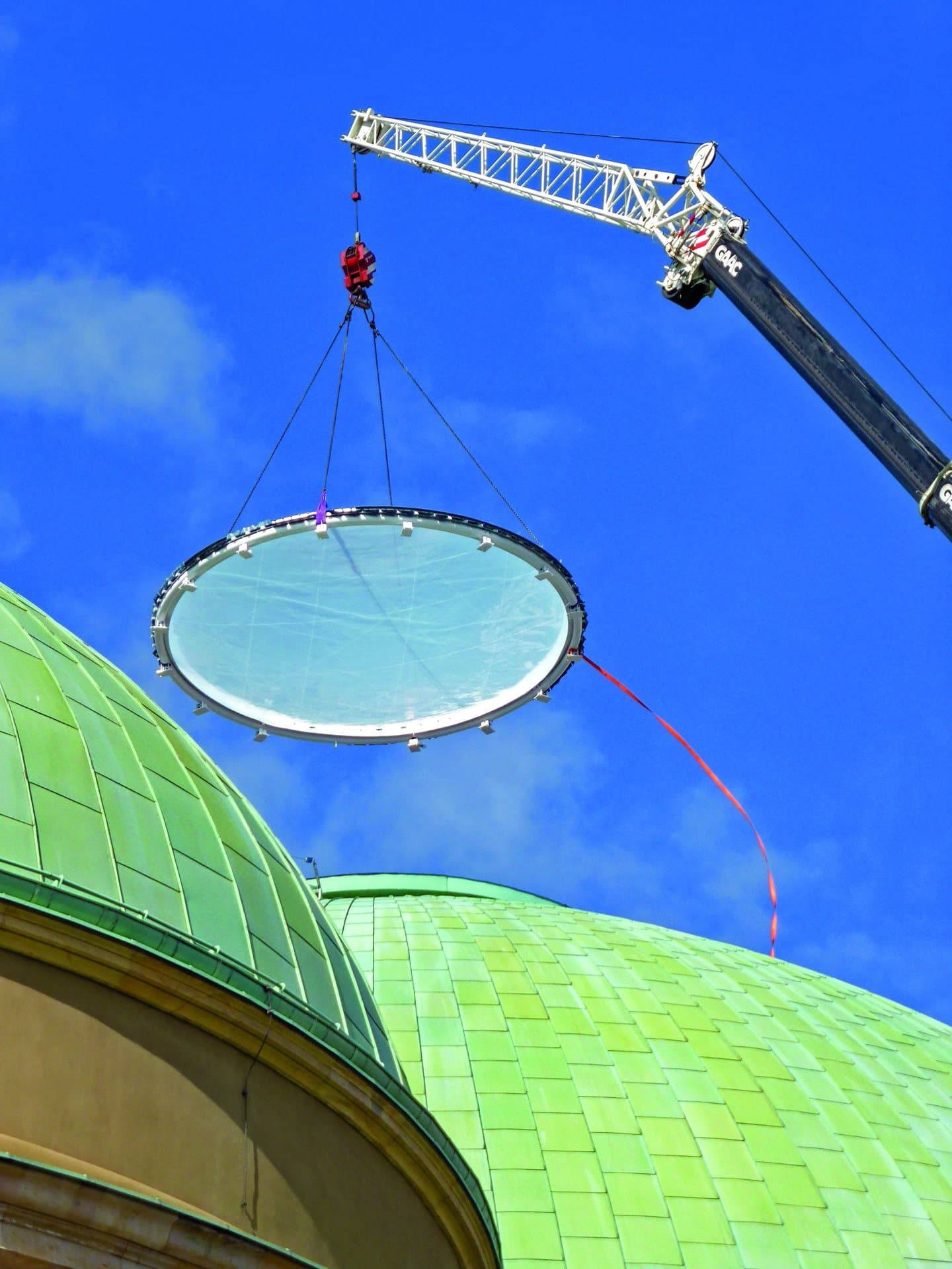 Einheben des vor Ort vormontierten Foliendachs auf das Opaion