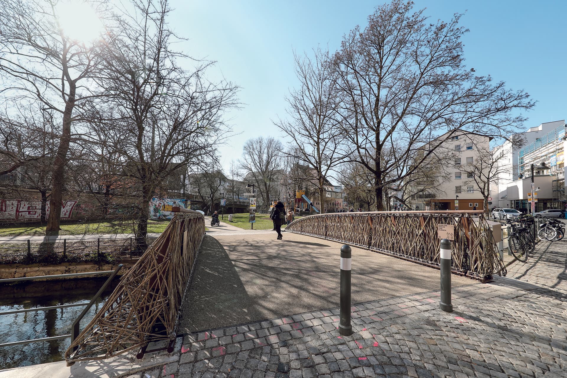 Das per Roboter in einem Wickelverfahren hergestellte Geländer bringt die Naturfasern zur Geltung und gibt einen Hinweis auf die Materialien, die im Inneren der Brücke verwendet wurden. (© Conné van d‘Grachten)