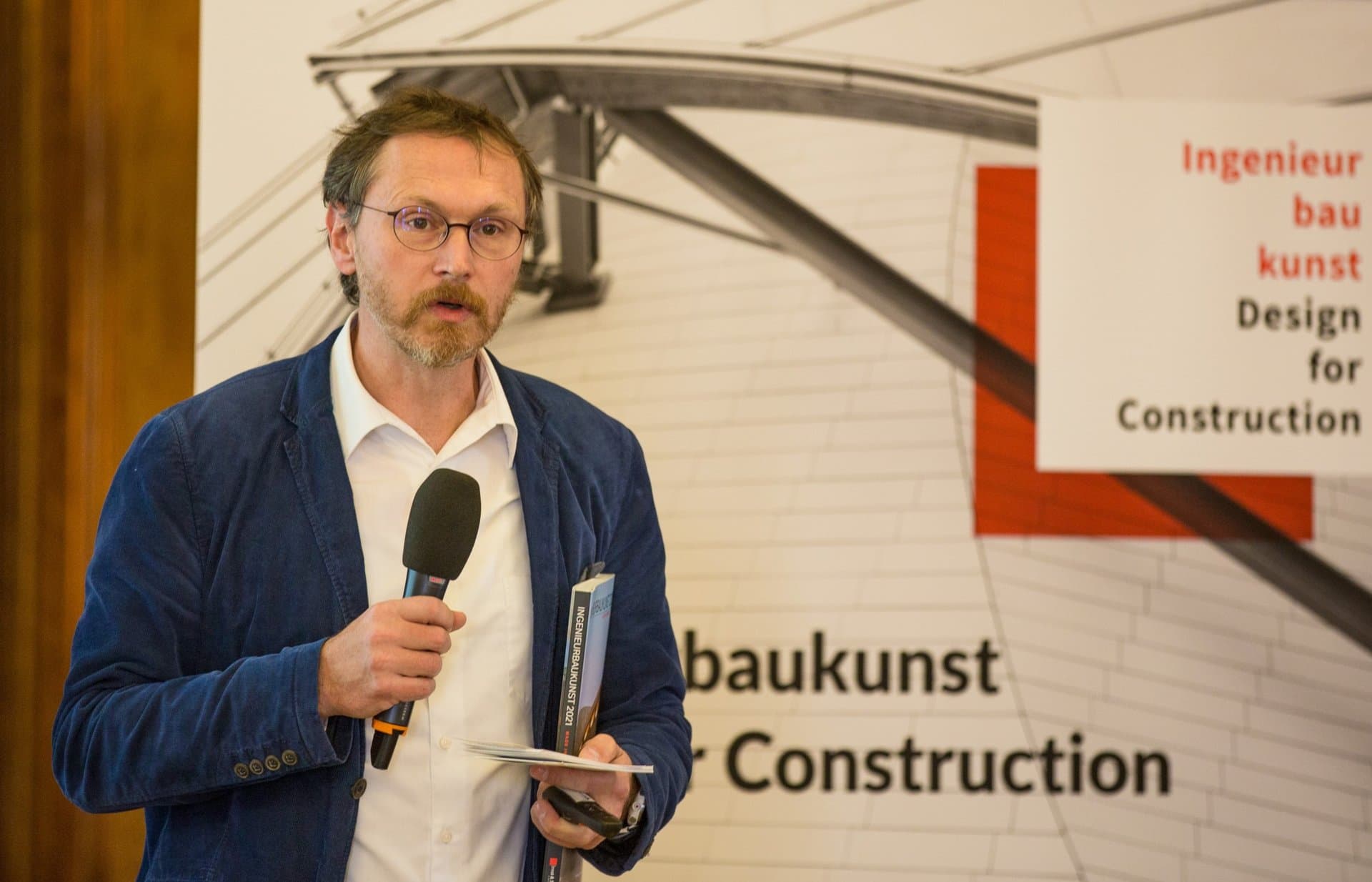 Moderiert wurde das 2. Symposium Ingenieurbaukunst – Design for Construction wieder von Bernhard Hauke, der Editorial Director des Verlages Ernst & Sohn ist.