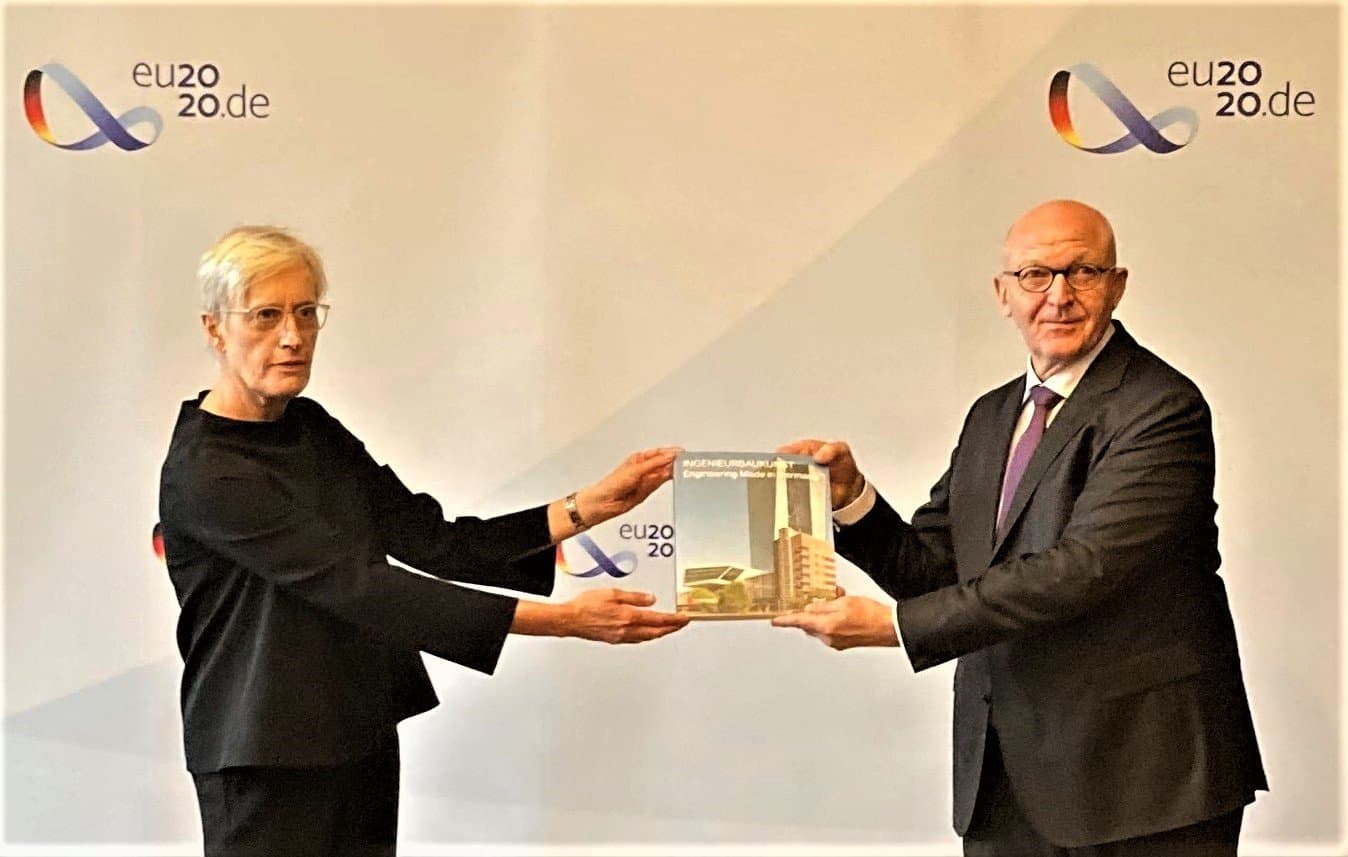 Bau-Staatssekretärin Anne Katrin Bohle bekommt vom Präsidenten der Bundesingenieurkammer Dr. Heinrich Bökamp das neue bilinguale Buch „Ingenieurbaukunst – Engineering Made in Germany“ überreicht, Foto: BIngK