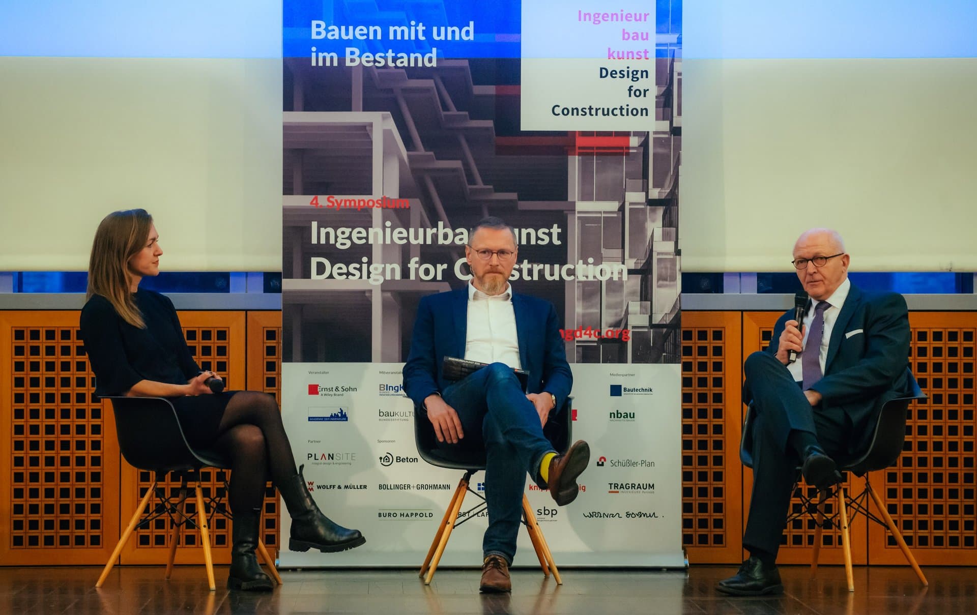 4. Symposium Ingenieurbaukunst in Köln + Online: Jana Nowak, Attitude Building Collective, Dr. Bernhard Hauke, Chefredakteur nbau und Dr. Heinrich Bökamp, Präsident Bundesingenieurkammer diskutieren Umbaukultur und Bauen mit dem Bestand. Quelle: Ernst & Sohn / luhnen-lichtkunst Fotografie