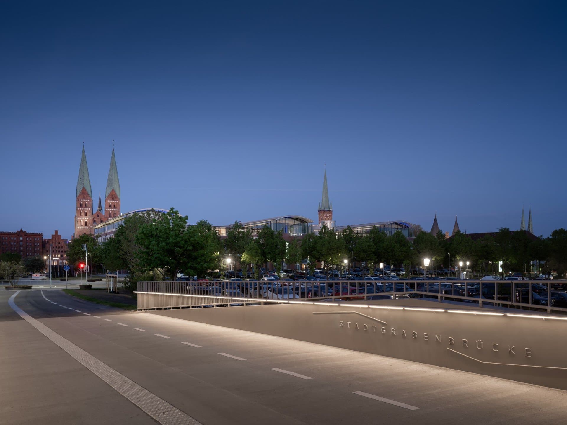 Nachtansicht der Stadtgrabenbrücke Lübeck