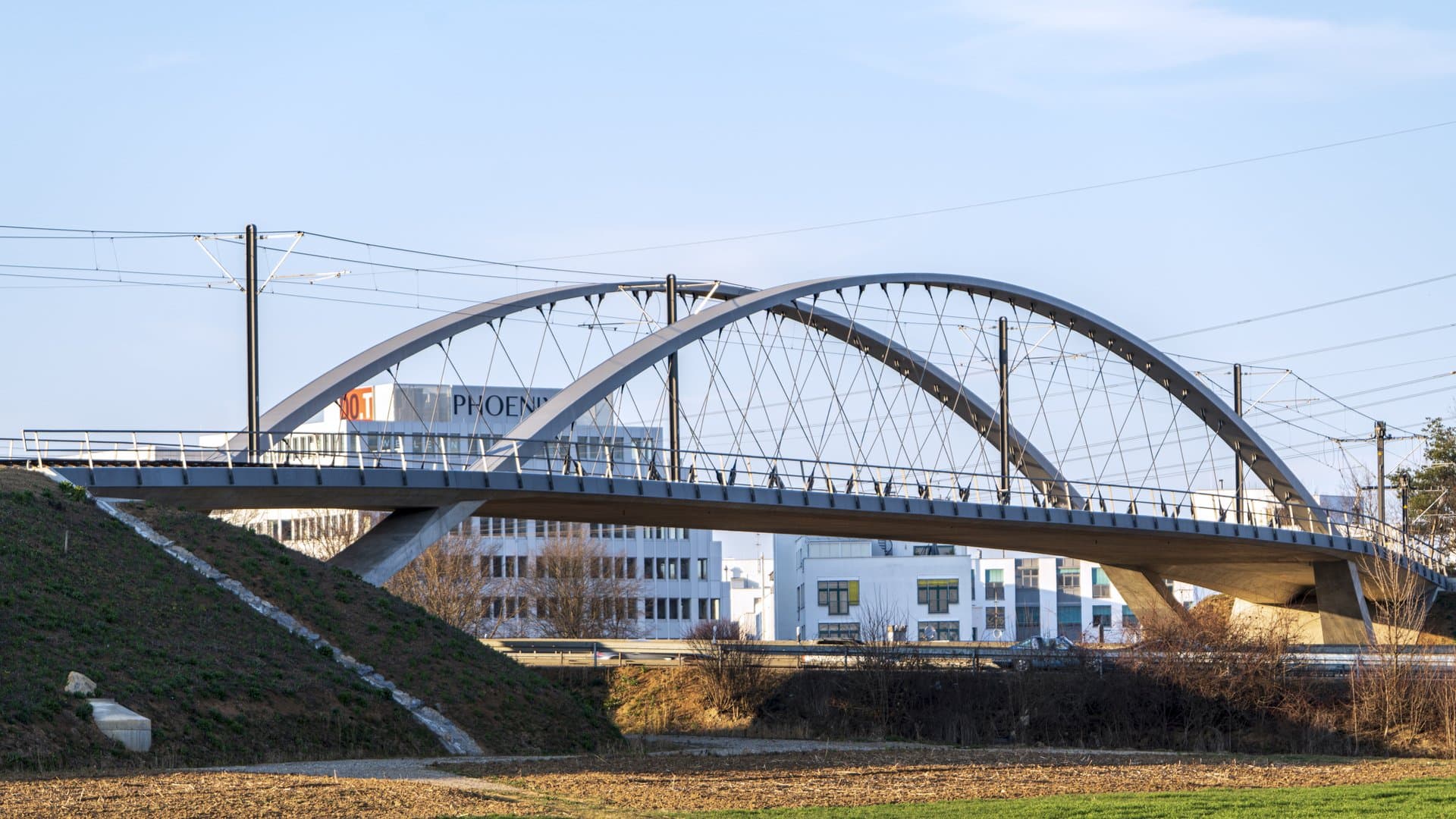 Bild 1: Deutscher Ingenieurbaupreis 2022: Stadtbahnbrücke Stuttgart-Degerloch, Quelle: sbp / Andreas SchnubelBild: Stadtbahnlinie U81 Düsseldorf, Quelle: Landeshauptstadt Düsseldorf