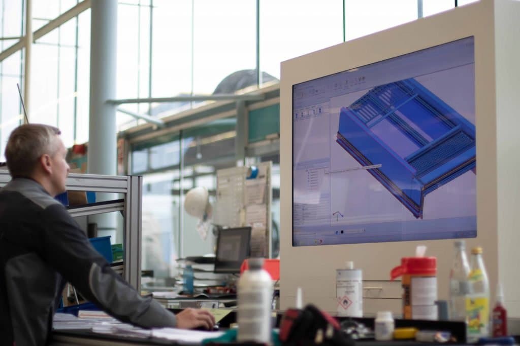 Heutiger Abruf von Modell- und Produktdaten in der Fertigung (Foto: seele)
