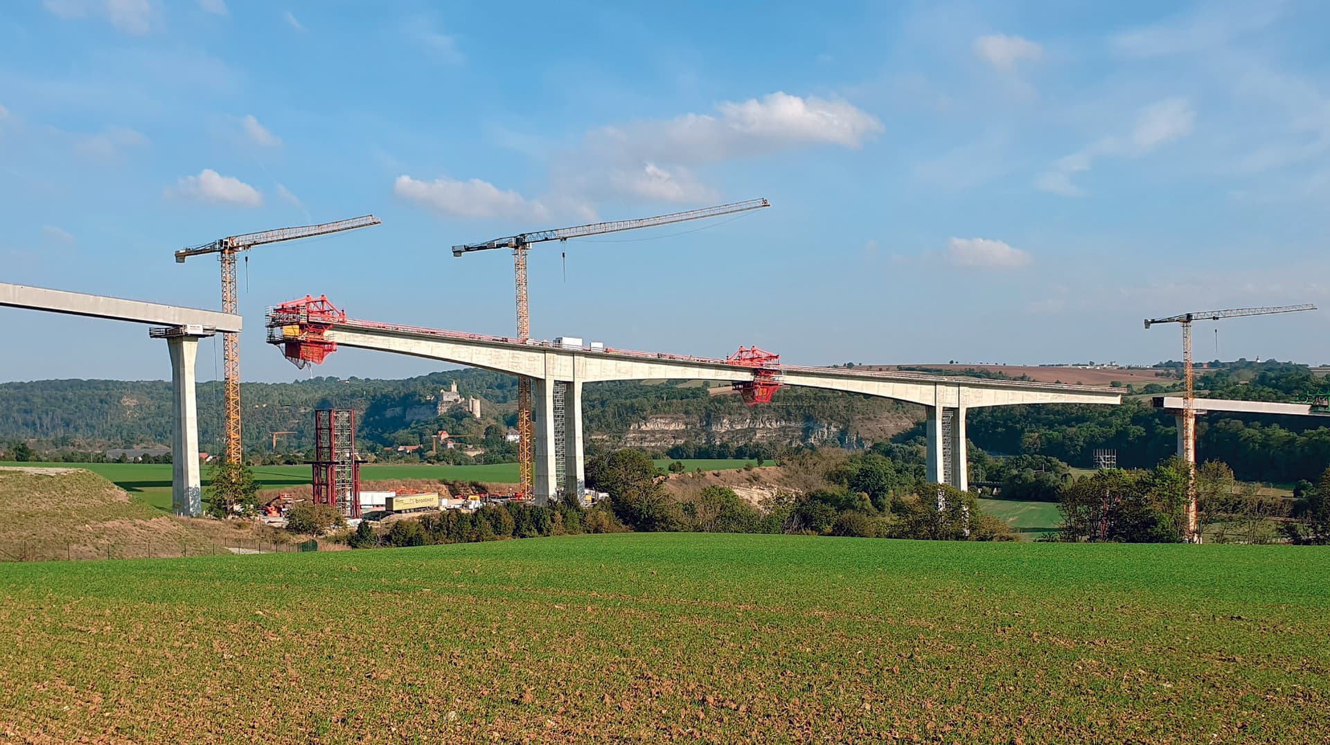 Lückenschluss über der Saale und Beginn Montage Hilfsstützen (© K+K/Toralf Zeißler)