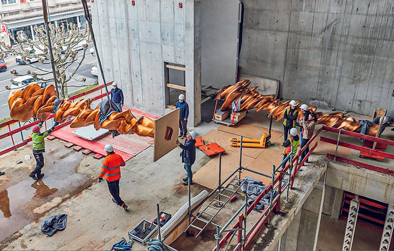 Eine besondere Herausforderung für das Planungsteam stellten die über 6 Meter hohen Skulpturen von Tony Cragg dar, die erst während der laufenden Baustellenarbeiten in Auftrag gegeben wurden und noch während der Bauphase mittels Kran eingehoben werden mussten. (© Helbig Marburger)