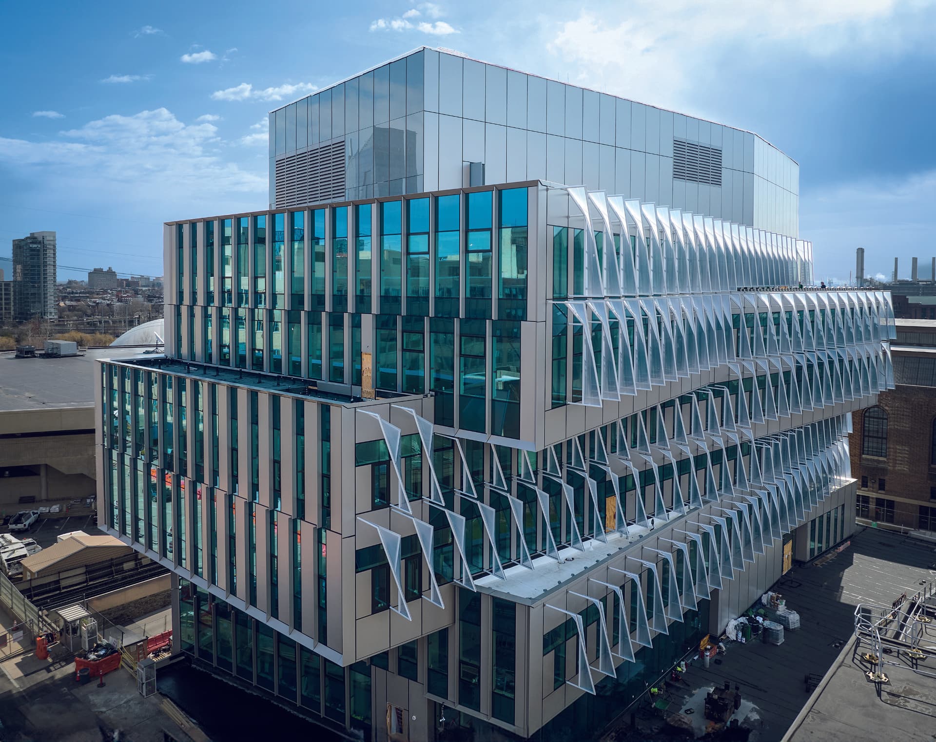 Blick auf das Gebäude von der erhöhten Walnut Street (© Jack-Zigon-Photography)