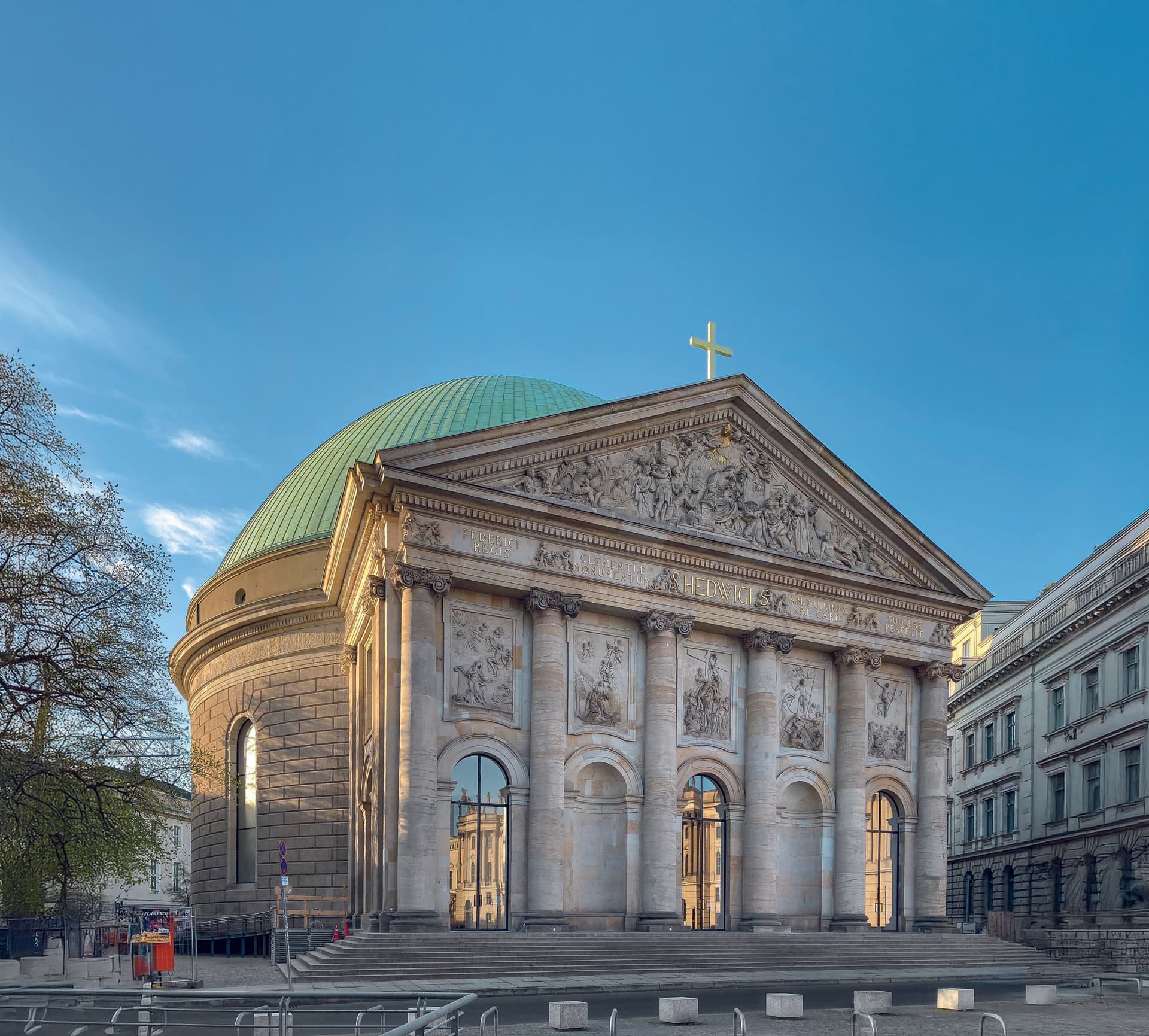 Außenansicht heute mit Kreuz auf dem Portikus (© Ingenieurgruppe Bauen)