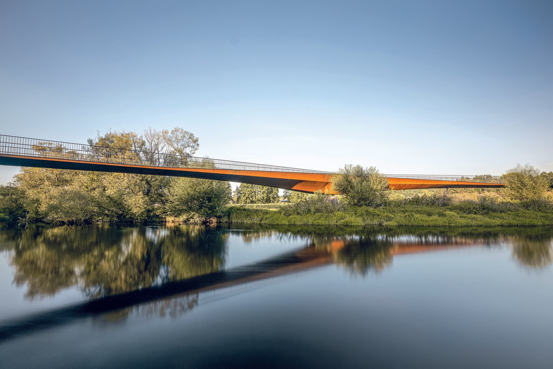 Die schlanke Silhouette der Regenbrücke Roding integriert sich zurückhaltend in die Landschaft und öffnet neue Wege zwischen Stadt und Natur. (© FOTOGRAFIEIMRAUM)
