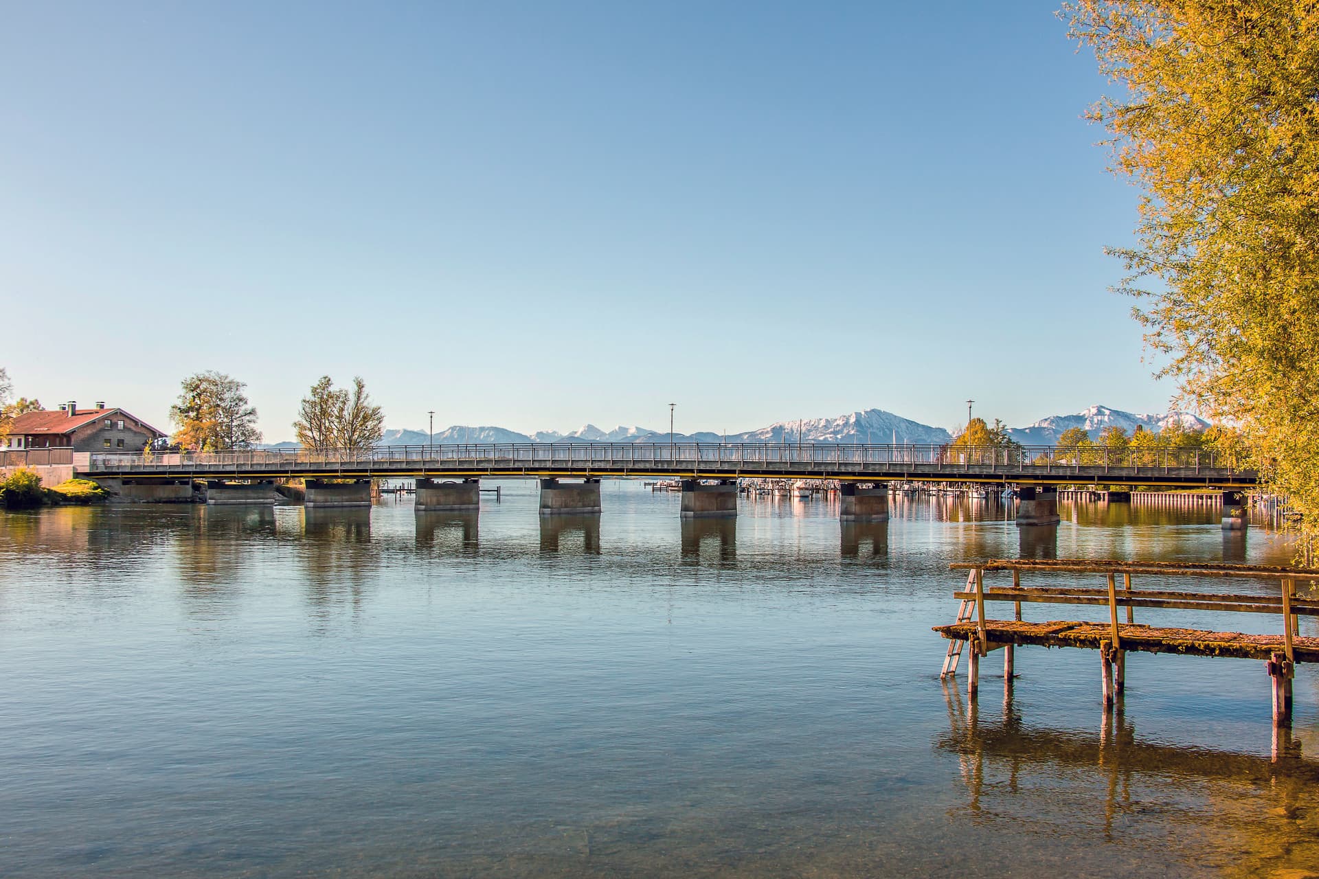 Neue Brücke mit den Alpen im Hintergrund (© WTM Engineers / Markus Lederwascher)
