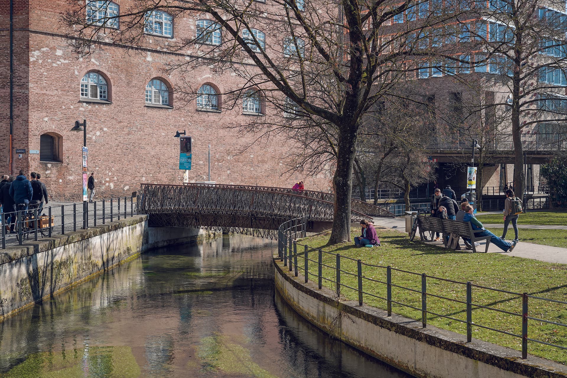 Die SCB Ulm ist die weltweit erste Brücke aus Flachsfasern und einem biobasierten Polyesterharz, die mit Kraftfahrzeugen befahren werden kann. (© Conné van d‘Grachten)