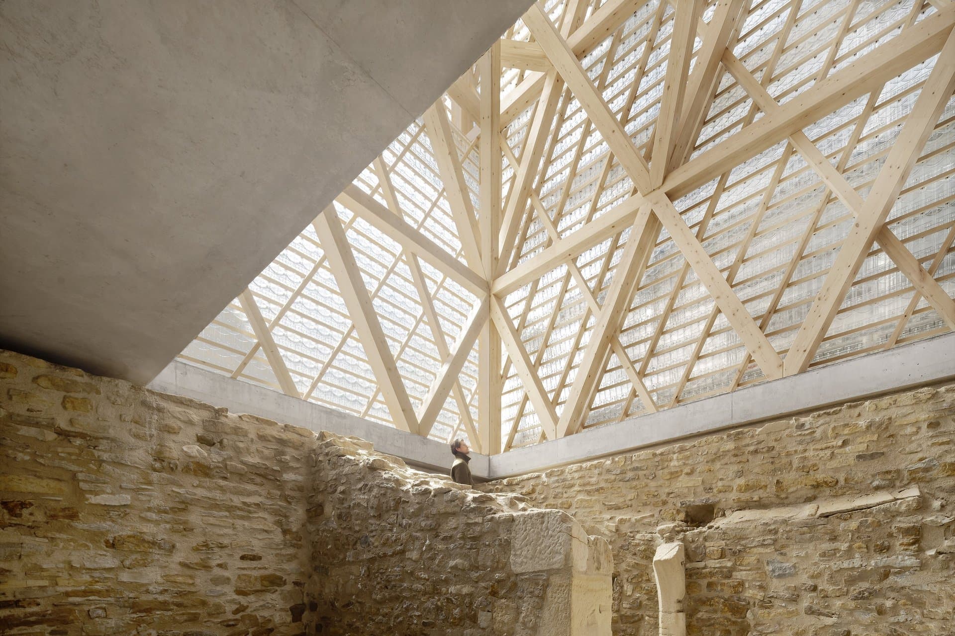Innenraumperspektive aus dem historischen Keller in das räumliche Holztragwerk © Brigida González
